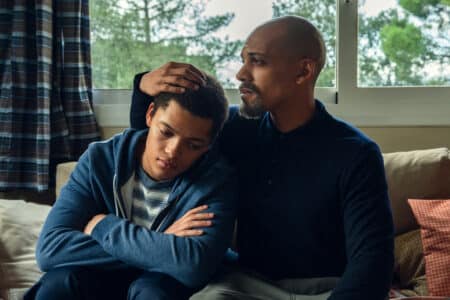 Cena da série A Testemunha Netflix mostrando menino pequeno em situação dramática