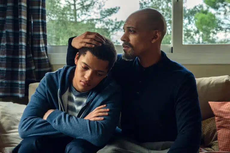Cena da série A Testemunha Netflix mostrando menino pequeno em situação dramática