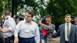 Cena da série A Testemunha da Netflix 2026 mostrando momento do caso real do assassinato de Rachel Nickell