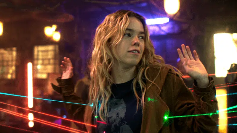 Supergirl em cenário de faroeste espacial, com elementos do filme de ficção científica