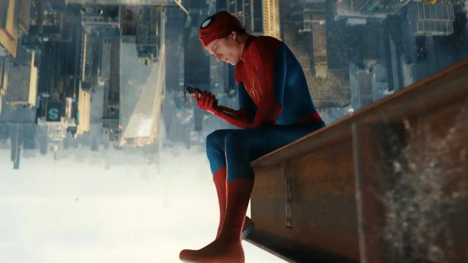 Peter Parker como Homem-Aranha em cena do filme Um Novo Dia