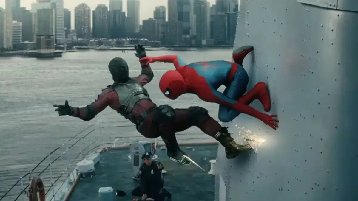 Homem-Aranha em cena do filme Um Novo Dia, com traje vermelho e azul característico do personagem