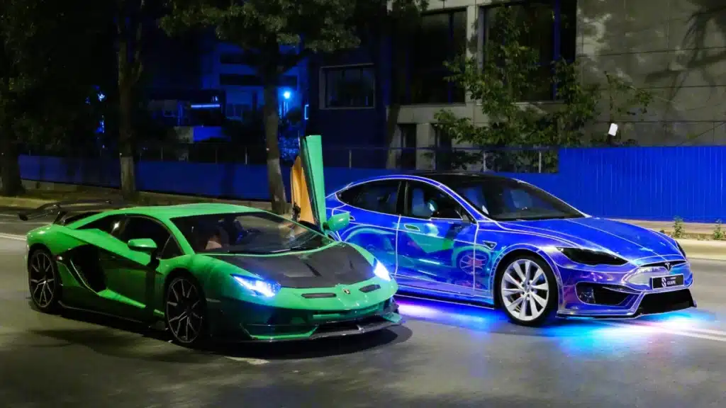 Cena do filme romeno Fúria no Asfalto com perseguição de carros em alta velocidade