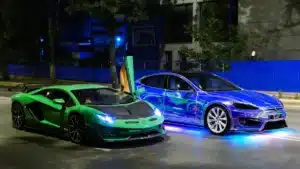 Cena do filme romeno Fúria no Asfalto com perseguição de carros em alta velocidade