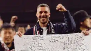 Lukas Podolski em cena do documentário Poldi na Netflix, retratando sua história de migrante e ícone do futebol