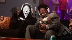Cena do filme Todo Mundo em Pânico 6 com os Wayans em cena de comédia e horror