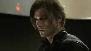 Resident Evil no Japão é possibilidade real, revela produtor da Capcom Resident Evil Requiem cena do filme com personagem em ambiente sombrio
