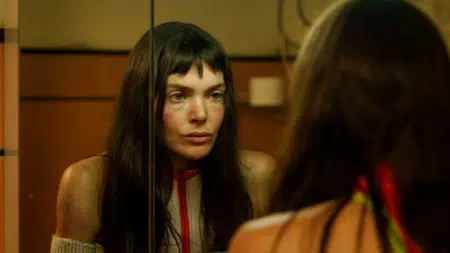 Cena do thriller espanhol A Desconhecida da Netflix, mostrando momento tenso do drama criminal