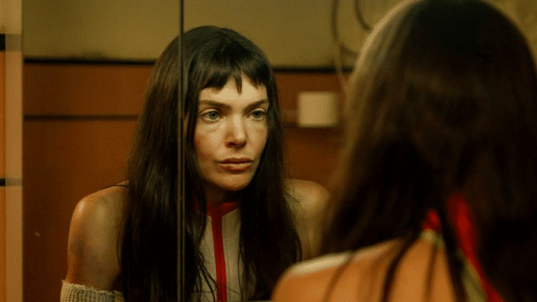 Cena do thriller espanhol A Desconhecida da Netflix, mostrando momento tenso do drama criminal