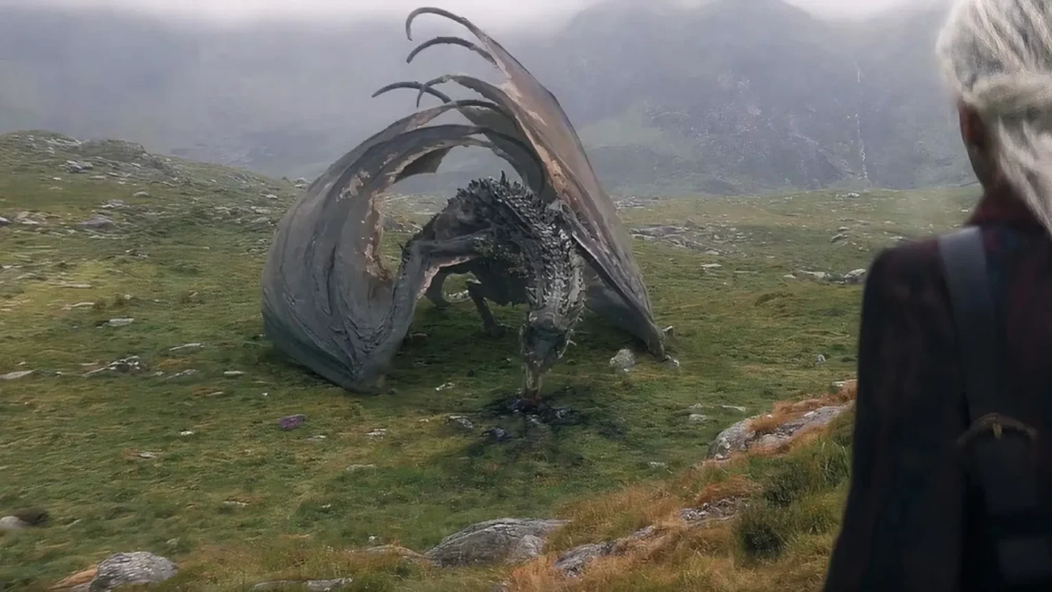 Por que Sheepstealer impressiona na Batalha da Goela, mas ainda fica abaixo de Vhagar em A Casa do Dragão Rhaena Targaryen cavalga dragão Sheepstealer em voo