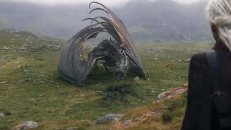 Por que Sheepstealer impressiona na Batalha da Goela, mas ainda fica abaixo de Vhagar em A Casa do Dragão Rhaena Targaryen cavalga dragão Sheepstealer em voo
