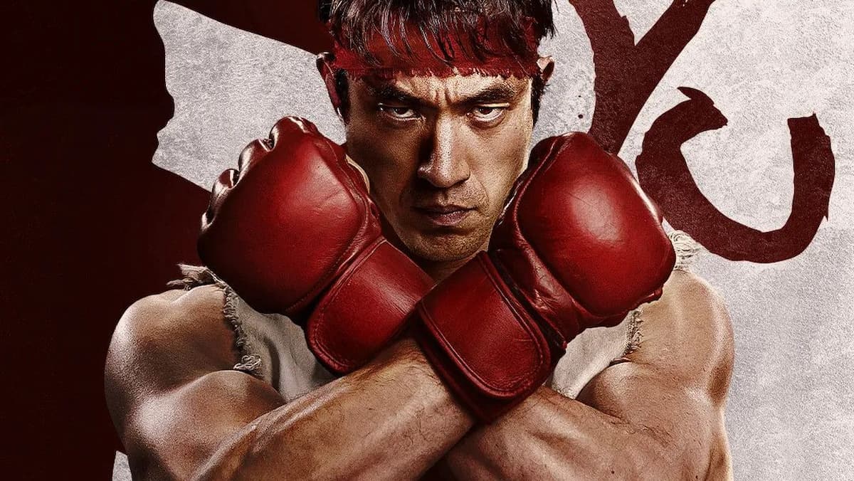 Andrew Koji como Ryu em pose de combate para Street Fighter (2026 Andrew Koji como Ryu em pose de combate para Street Fighter (2026