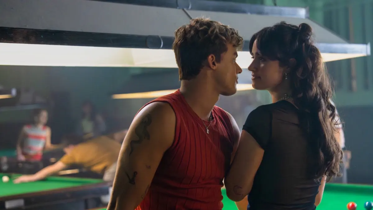 Asha Banks como Noah e Matthew Broome como Nick em cena de tensão emocional em Sua Culpa: Londres