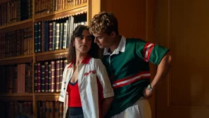 Matthew Broome como Nick e Asha Banks como Noah em cena promocional de Sua Culpa: Londres