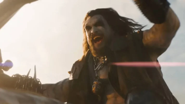 Jason Momoa caracterizado como Lobo em Supergirl usando próteses de estatura