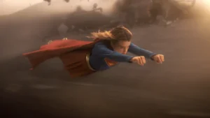 Supergirl estreia com $18 milhões no primeiro dia e deve chegar a $50 milhões no fim de semana Milly Alcock como Supergirl em uniforme heróico azul e vermelho