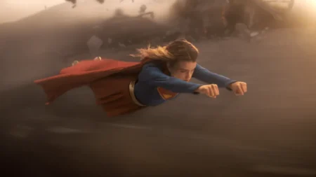 Milly Alcock como Supergirl em uniforme heróico azul e vermelho