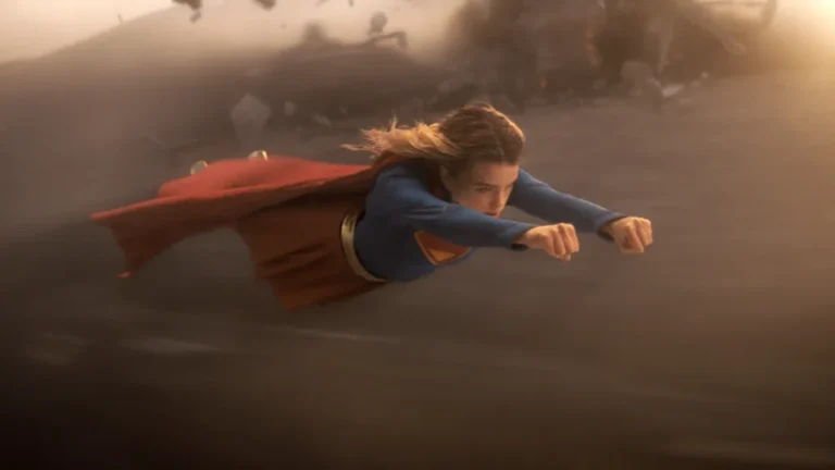 Milly Alcock como Supergirl em uniforme heróico azul e vermelho