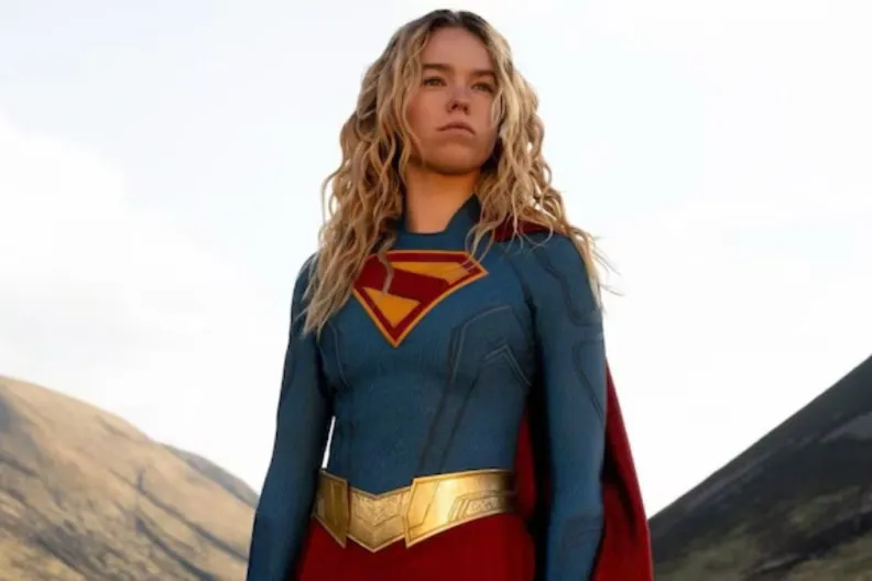 Supergirl durante cena de ação do clímax do filme com trilha musical controversa