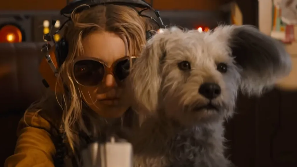 Krypto ao lado de Supergirl em cena do filme DCU 2026