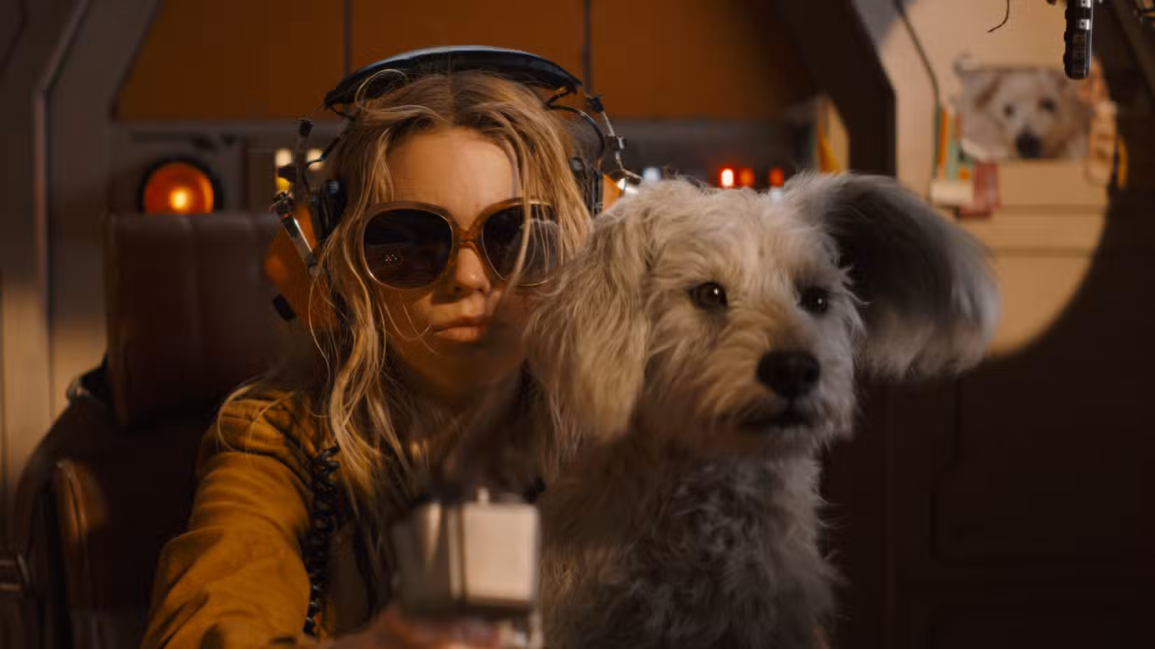 Milly Alcock Supergirl pilotando nave com Krypto