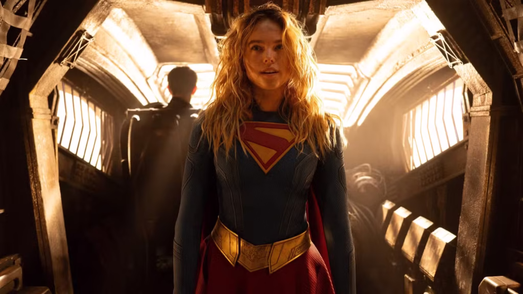 Supergirl Milly Alcock pose heroica uniforme DCU James Gunn