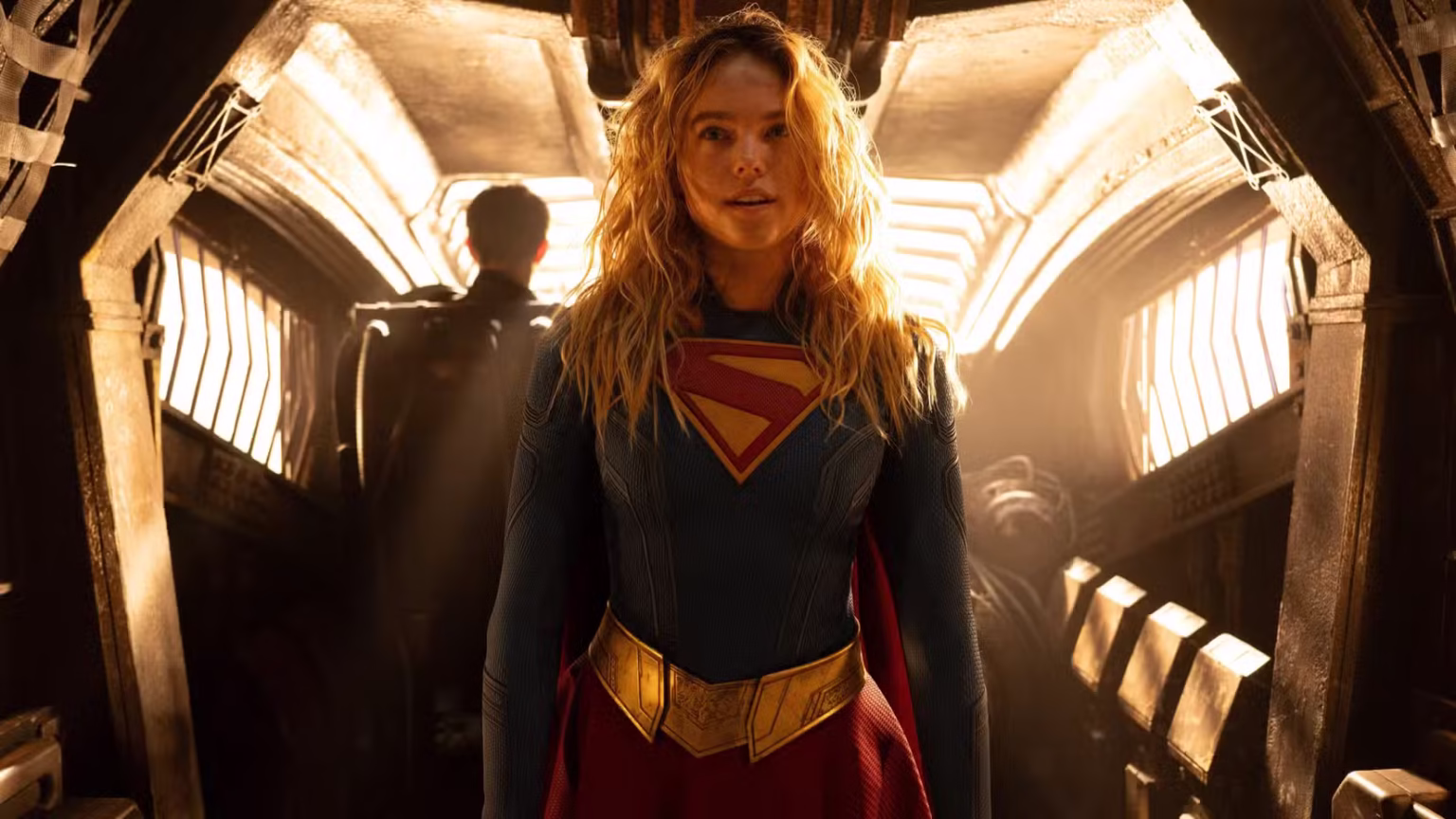 Supergirl Milly Alcock pose heroica uniforme DCU James Gunn
