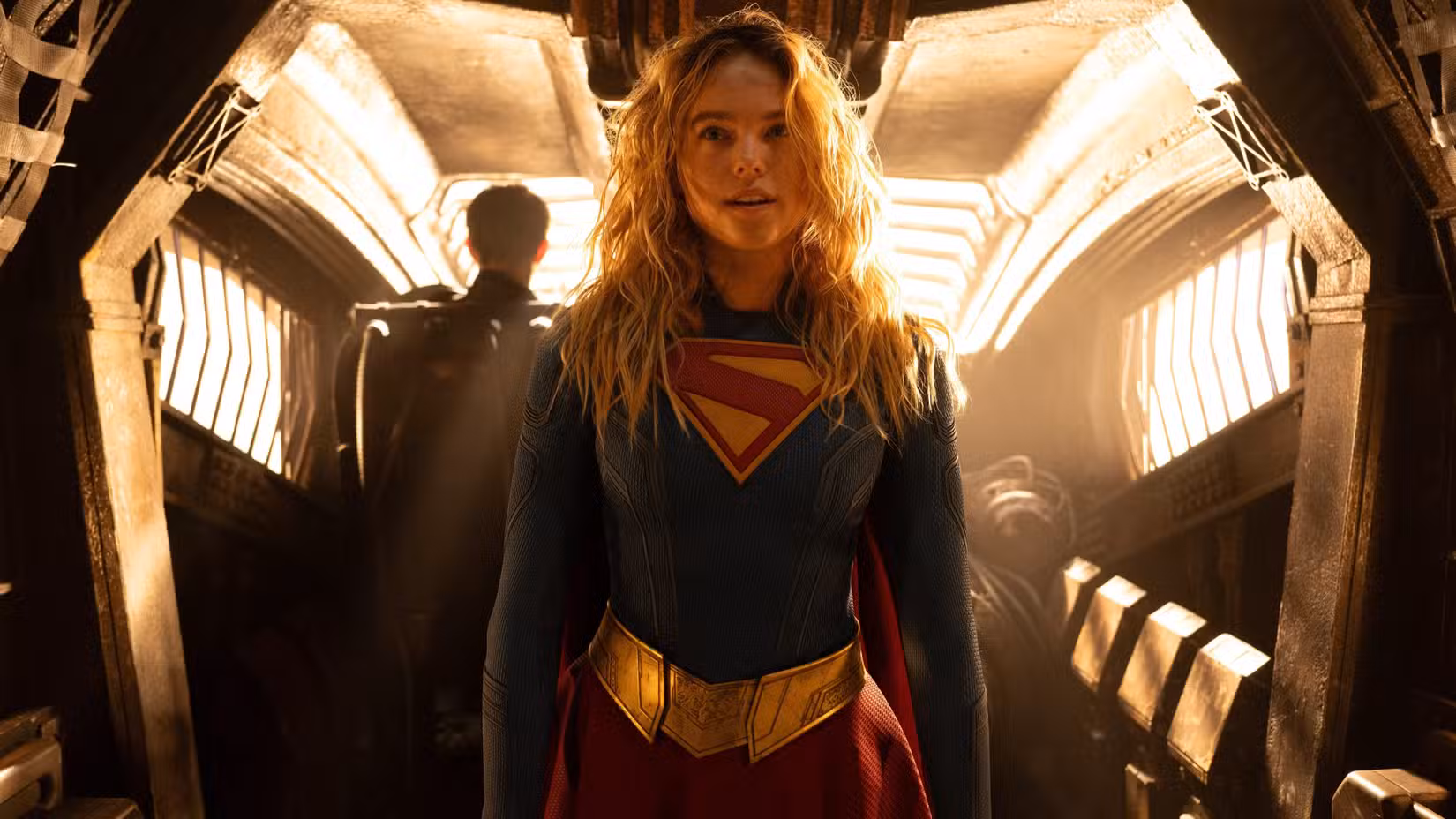 Supergirl Milly Alcock dentro de aeronave filme