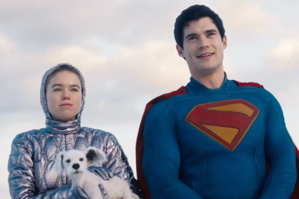 Supergirl ao lado de Superman com Krypto, olhando para horizonte no DCU