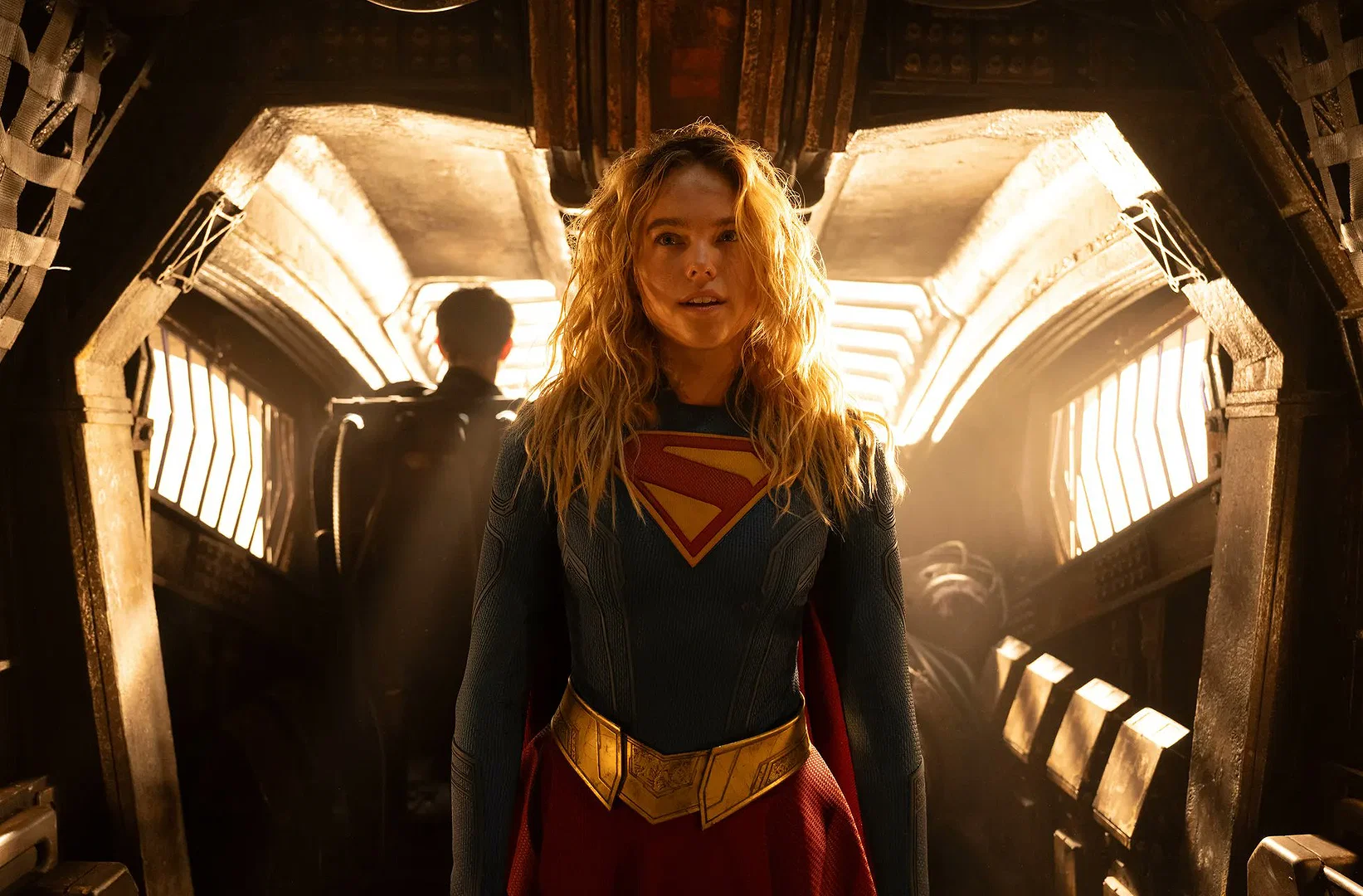 Milly Alcock como Supergirl em nave Kryptoniana com traje azul e vermelho