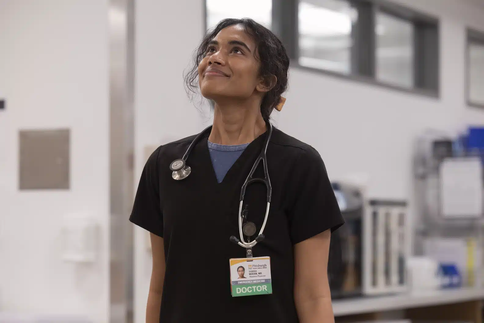 Supriya Ganesh como a Dra. Samira Mohan em The Pitt, personagem que deixará a série na 3ª temporada