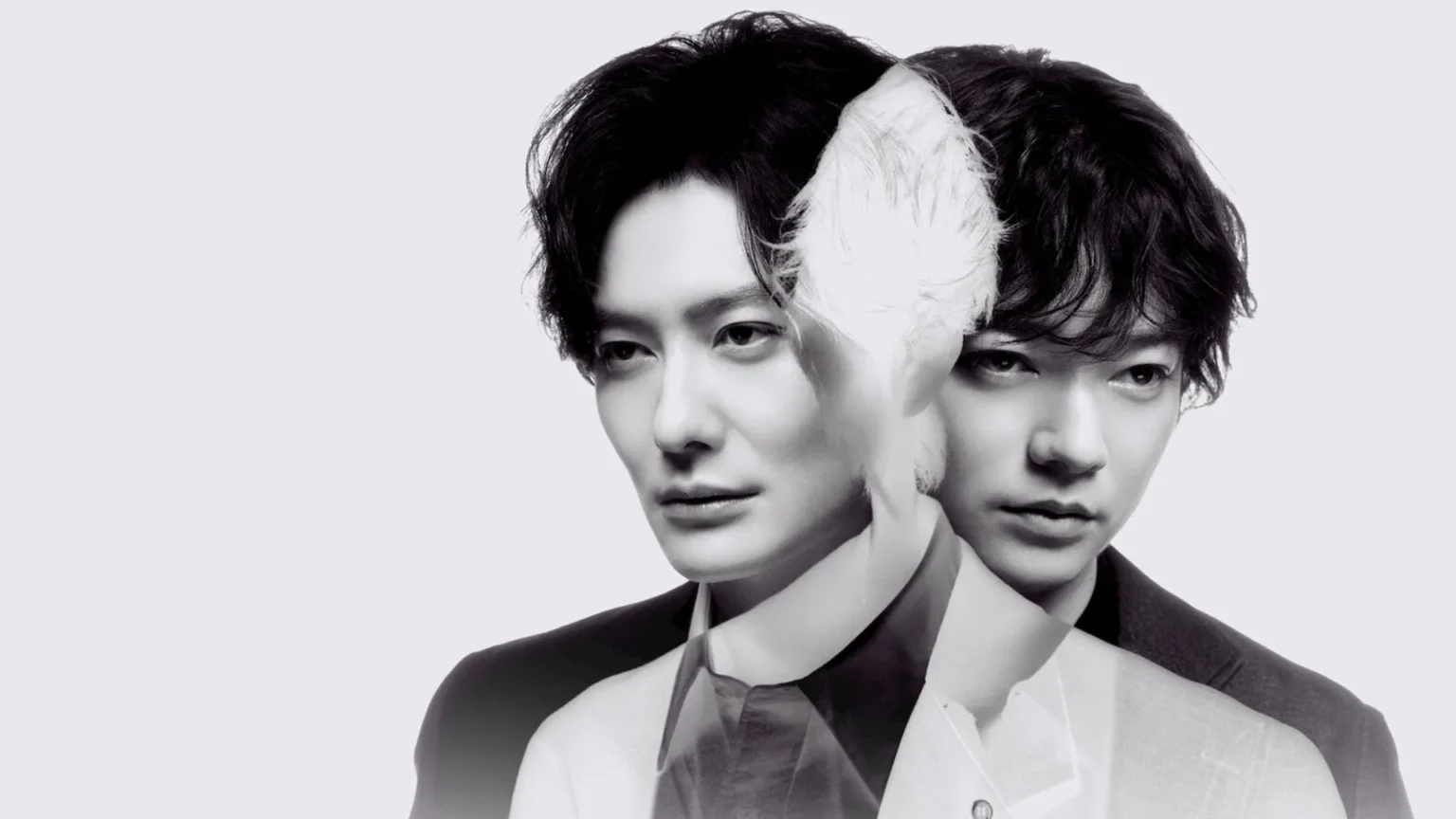 Masaki Okada e Shota Sometani em cena de Irmãos Tagusari