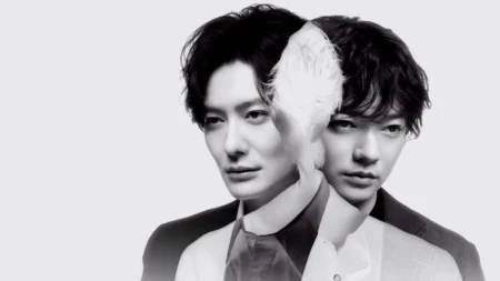 Masaki Okada e Shota Sometani em cena de Irmãos Tagusari
