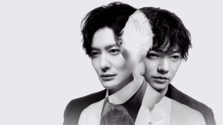 Masaki Okada e Shota Sometani em cena de Irmãos Tagusari