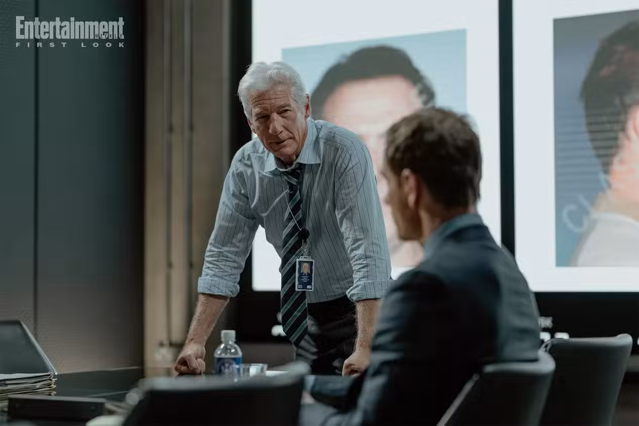 Cena de confronto entre agentes de inteligência na 2ª temporada de The Agency