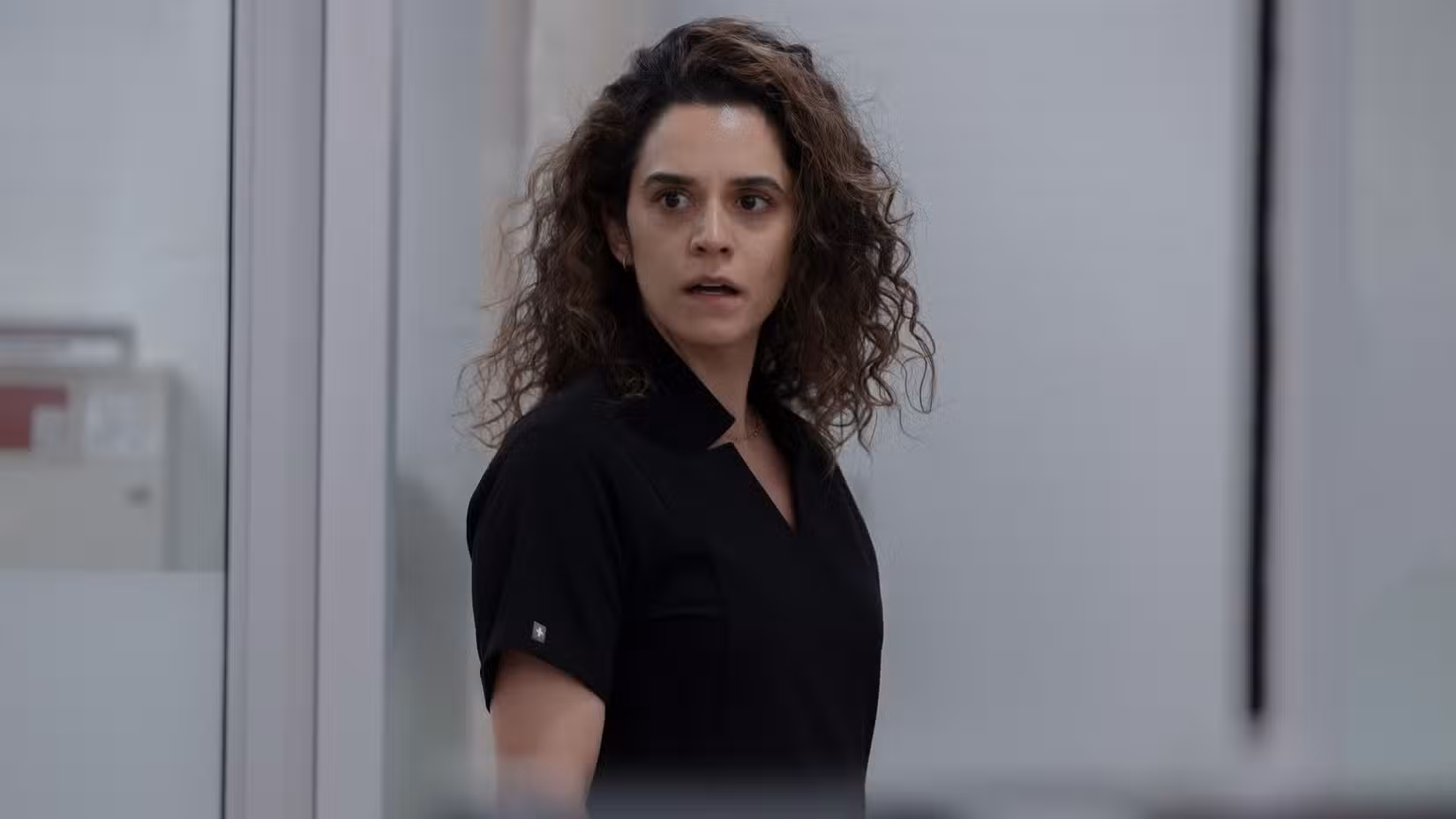 Sepideh Moafi como Dra. Al-Hashimi em The Pitt, série médica com reformulação de elenco