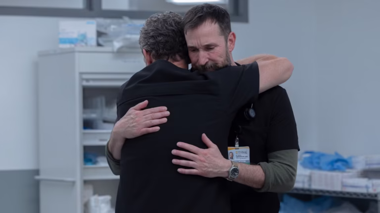 Robby abraçando Abbott em cena do episódio 15 da 2ª temporada de The Pitt