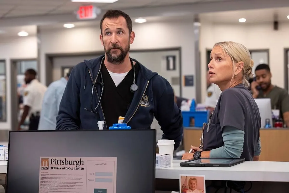 Noah Wyle em cena de atendimento médico em The Pitt