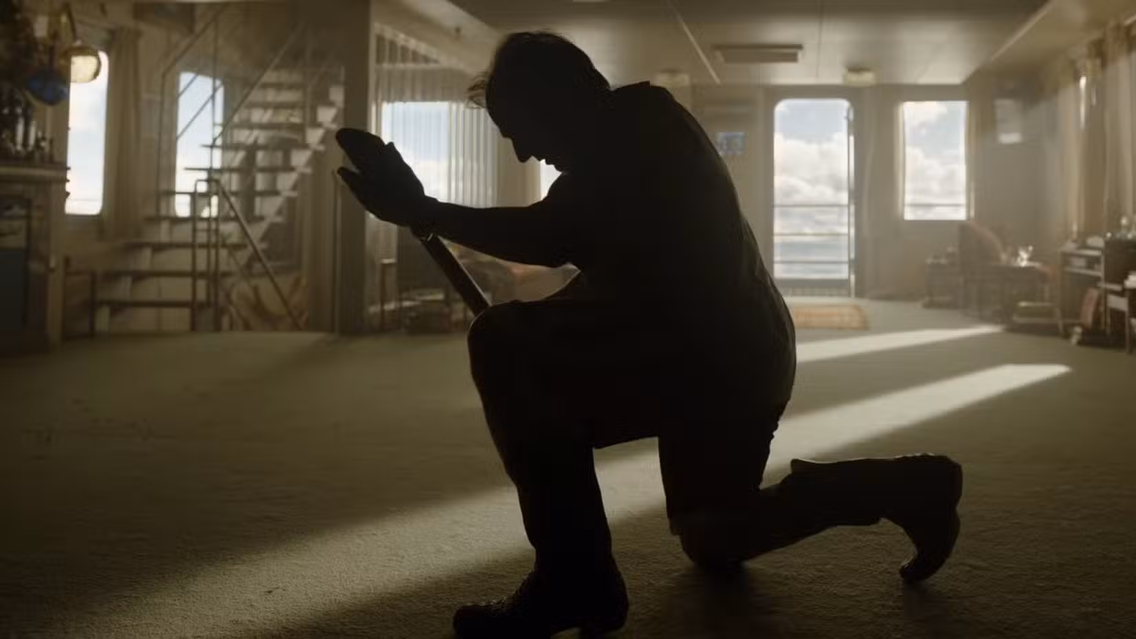 Tom Cruise como seen dancing with a shovel em a promo for 2026's Digger