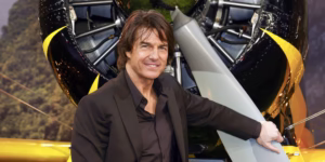Tom Cruise em cockpit de avião caça Top Gun, carreira heróis cinema
