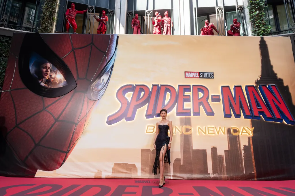 Tom Holland como Peter Parker/Homem-Aranha em foto promocional do filme