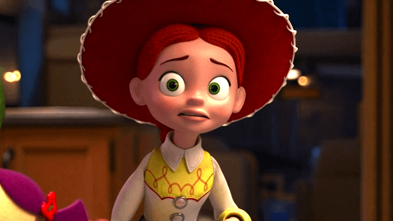 Jessie, Buzz Lightyear e Woody em cena de Toy Story 5, com a cowgirl em posição de destaque entre os brinquedos