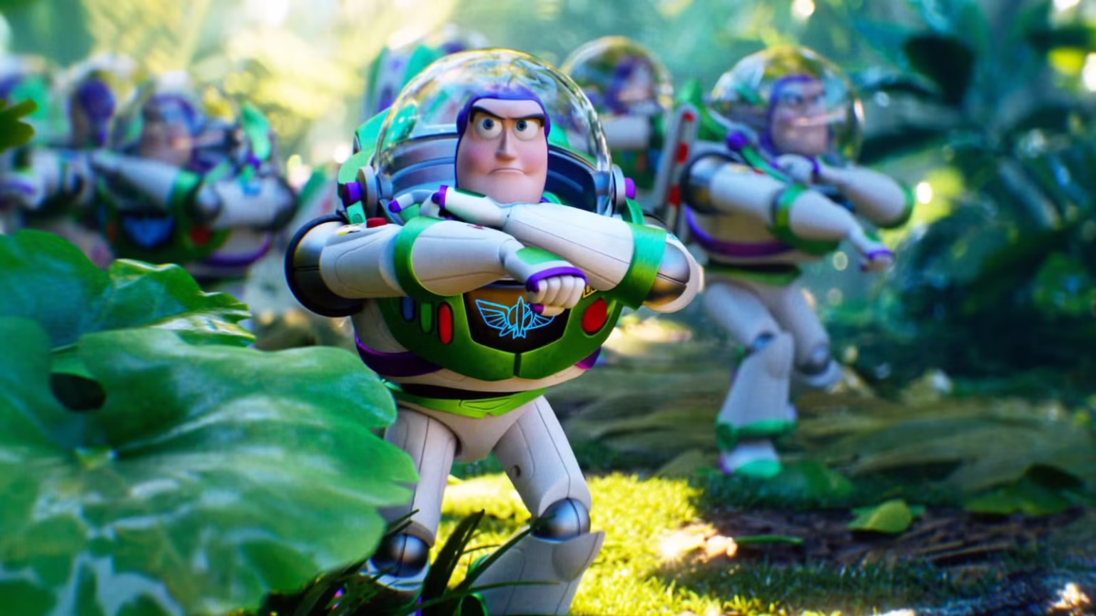 Toy Story 5 estreia com bilheteria recorde e supera os maiores fracassos da Pixar Buzz Lightyear em cena de Toy Story 5, com Tim Allen no elenco de voz