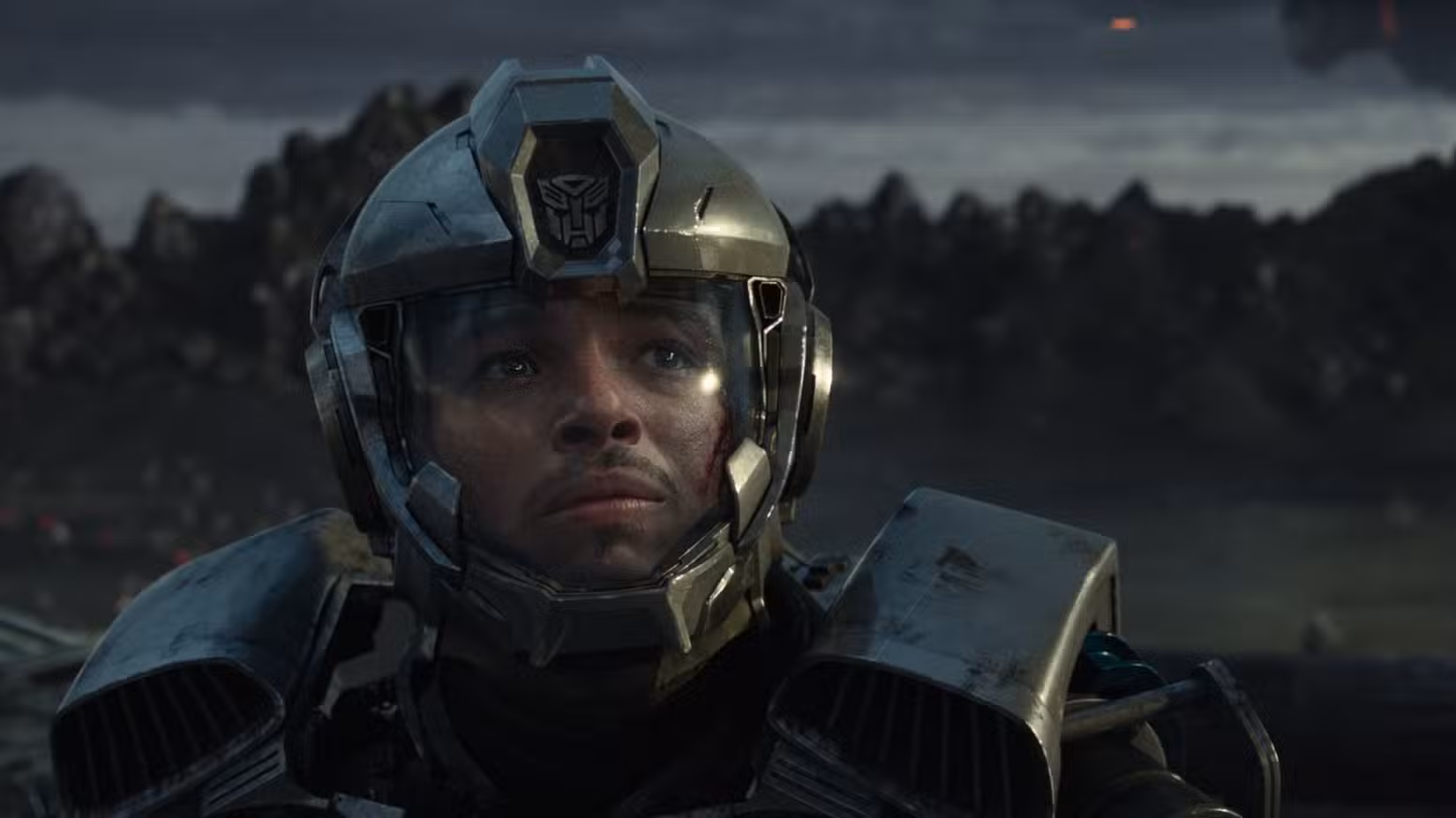 Anthony Ramos em traje metálico em Transformers: Rise of the Beasts