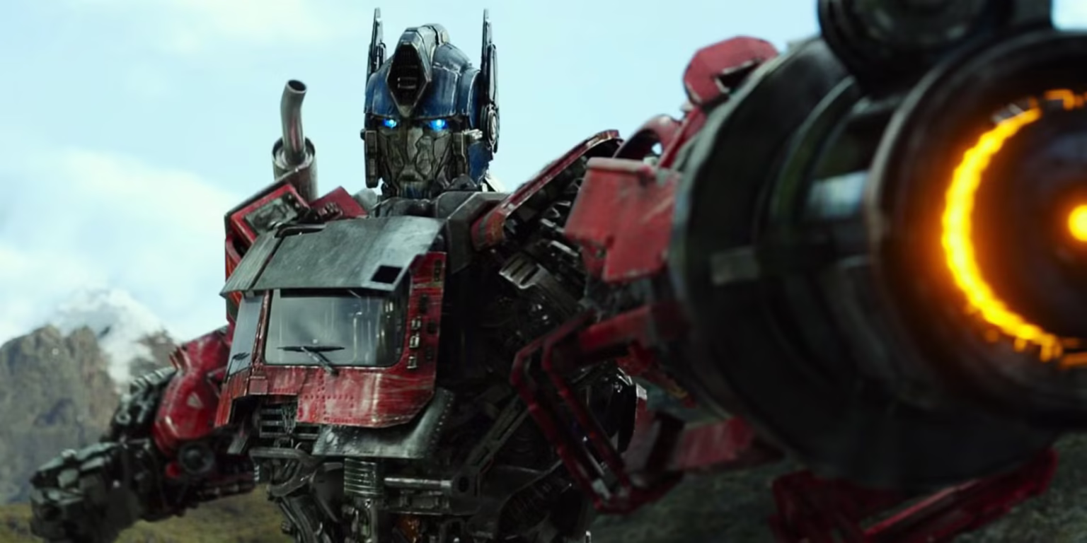 Optimus Prime com uma enorme arma em Transformers: A Ascensão das Bestas