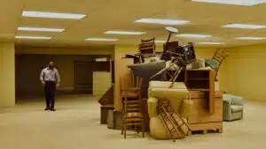 Cena do filme Um Não-Lugar com personagem em ambiente assustador da creepypasta