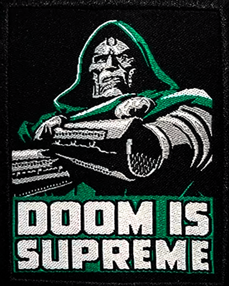 Patch bordado Doutor Doom com 'Doom Is Supreme' em boné BoxLunch