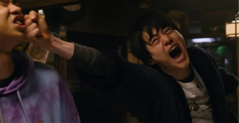 Cena de ação de Viral Hit, série de anime da Netflix com personagens em confronto