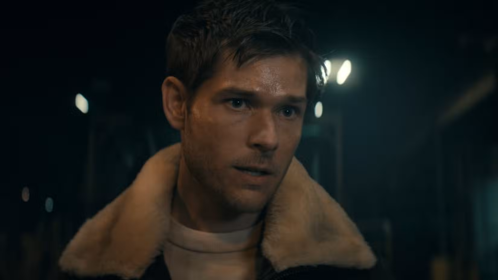 Mason Carver como Bombsight em cena de Vought Rising, série derivada de The Boys