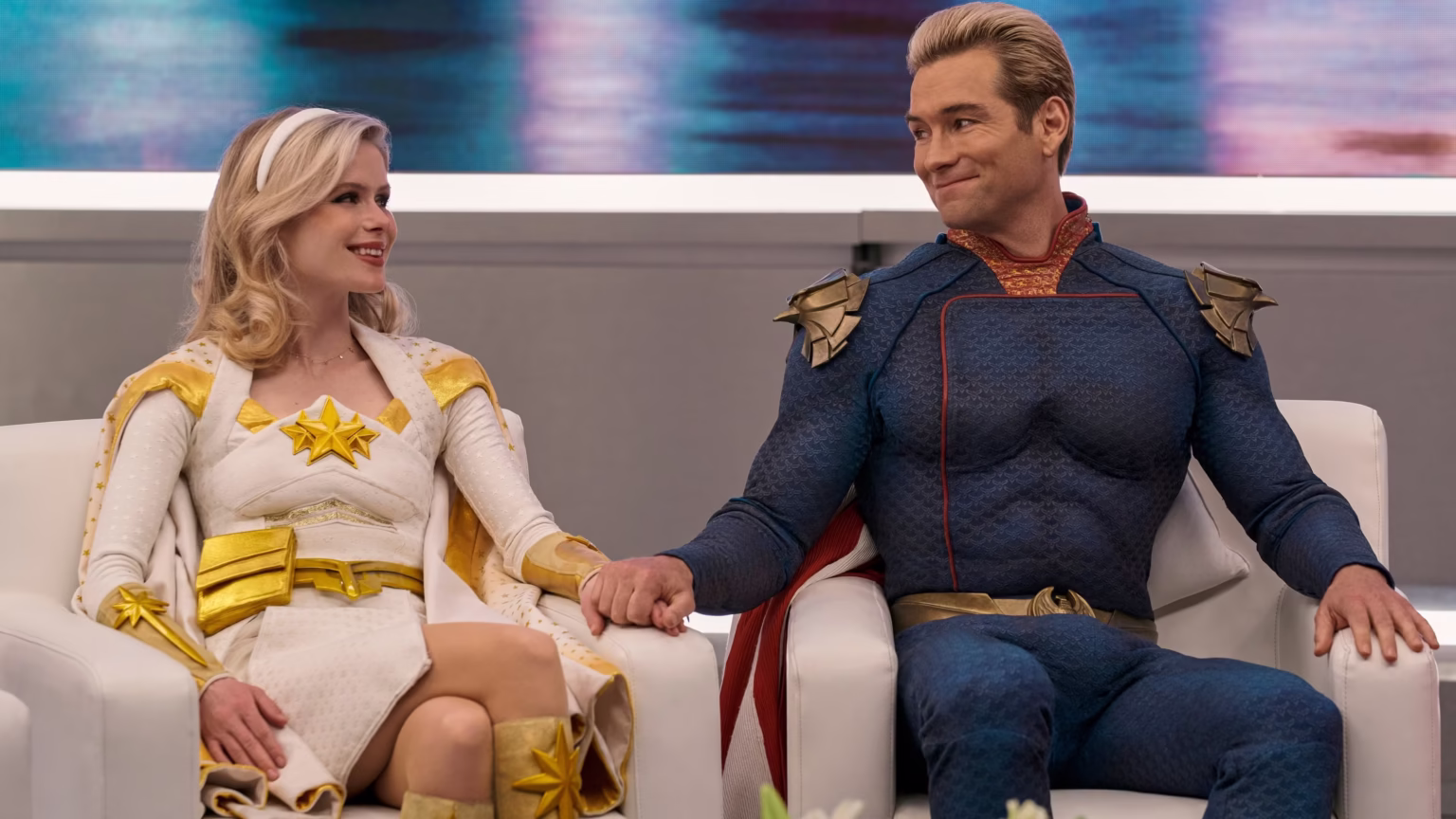 Vought Rising chega em 2027 com elenco quase todo novo e uma aposta arriscada para a franquia Erin Moriarty e Antony Starr em cena da terceira temporada de The Boys